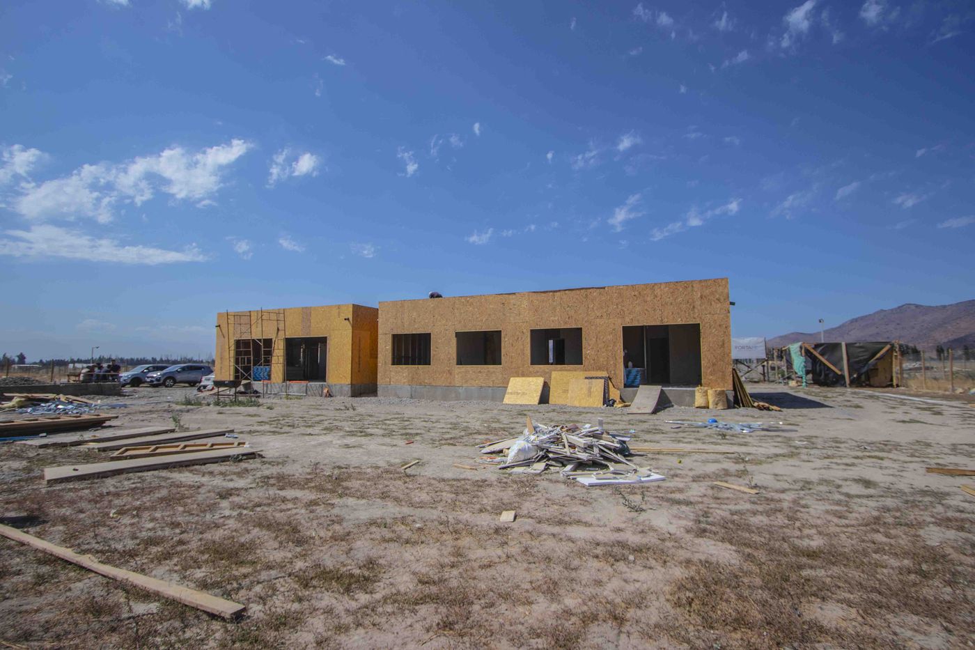 Casa nueva en obra gruesa, con muros de OSB y vanos de ventanas, antes de las terminaciones