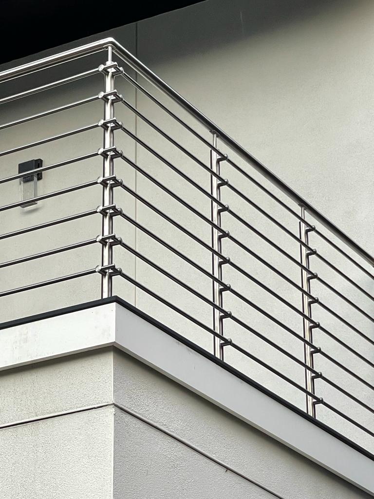 Rod infill stair railing detail by Railing Max