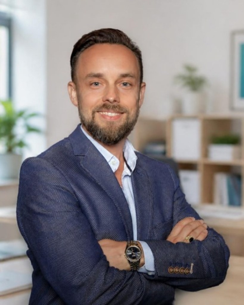 Peter Voštinár v kancelárii