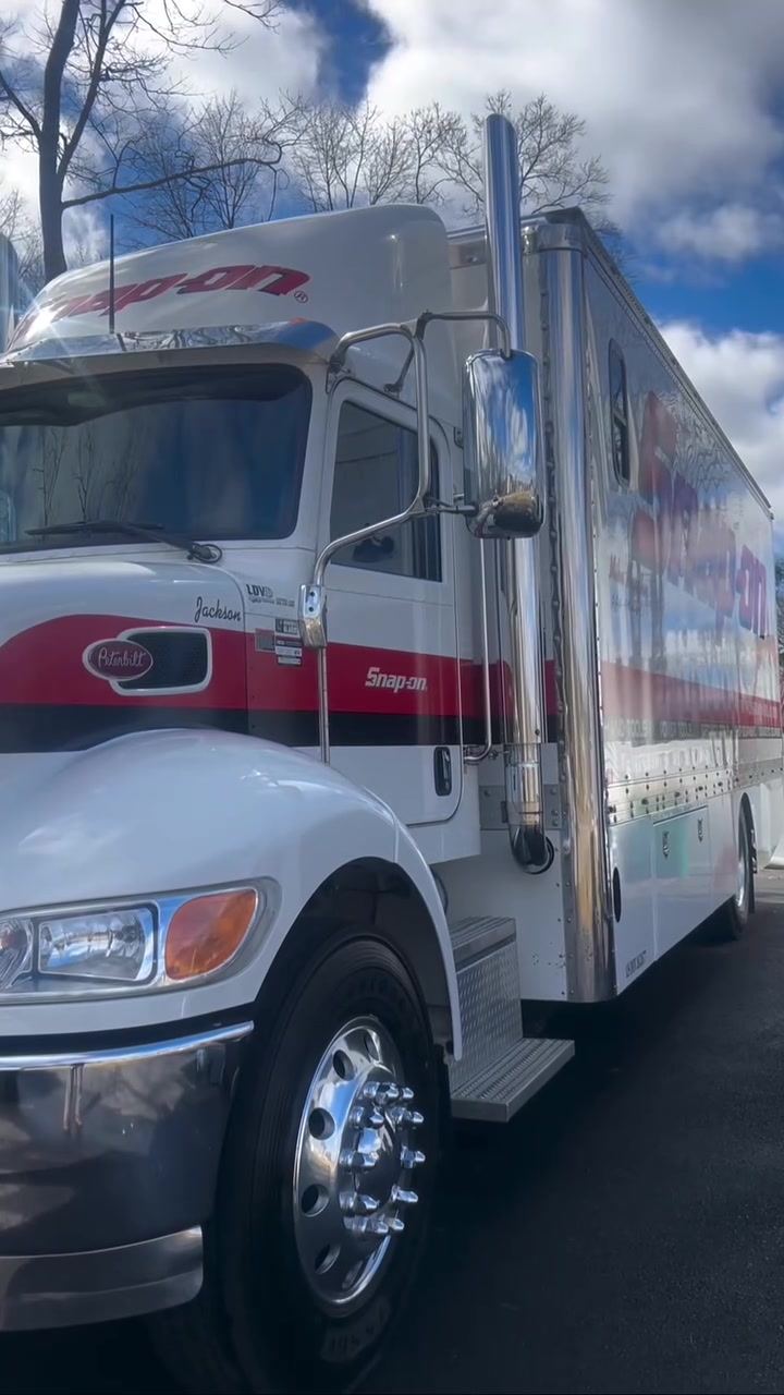 White Peterbilt after a detail