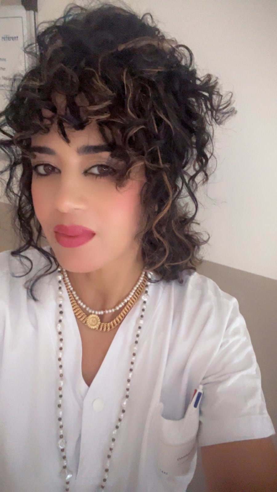 Imane Bounoir — sophrologue thérapeute certifiée, en blouse à l'hôpital