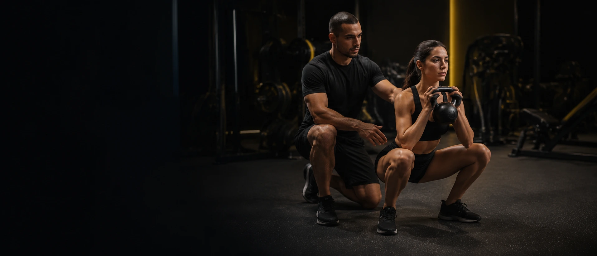 Személyi edző segít kettlebell gyakorlat közben a LevelOne Fitness kiskunhalasi edzőtermében
