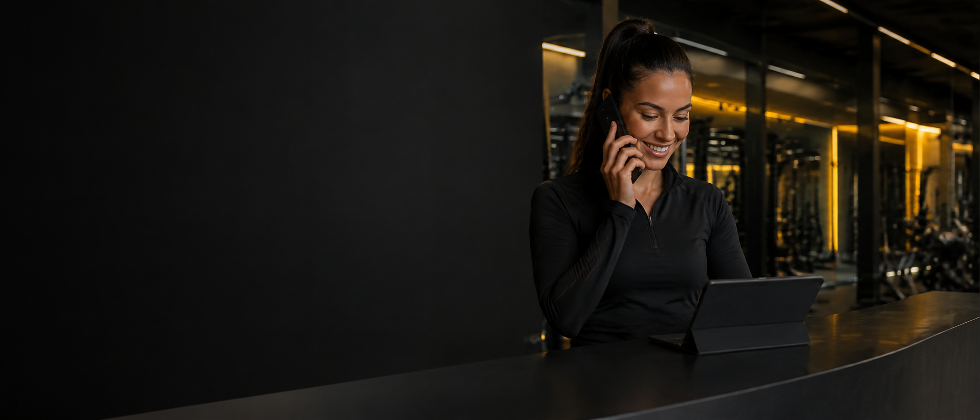 LevelOne Fitness munkatársa telefonon segít a kiskunhalasi recepción