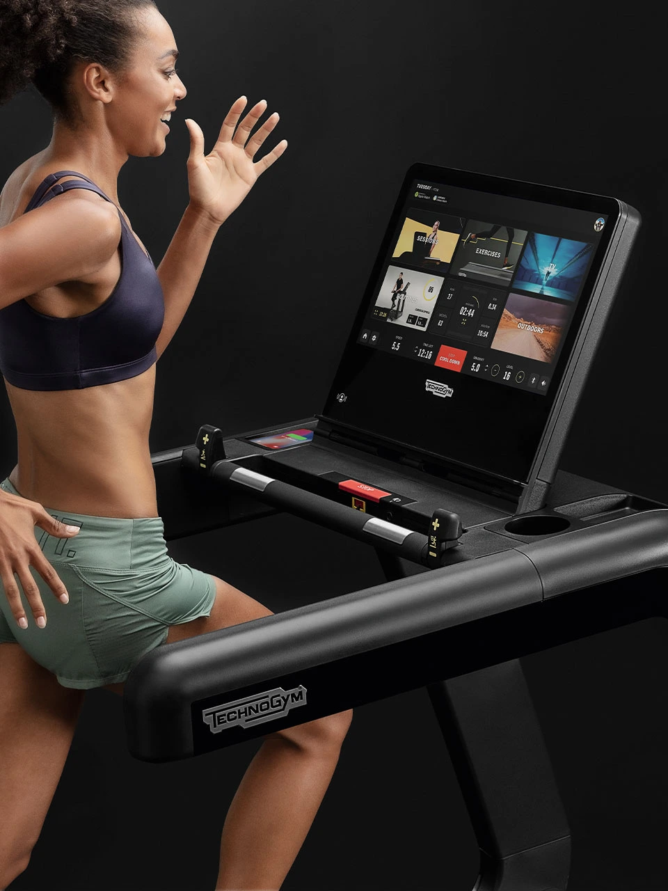 Női sportoló Technogym futópadon edz a LevelOne Fitness kiskunhalasi konditermében
