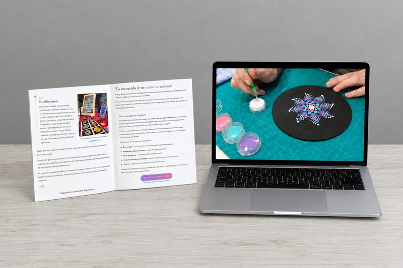 La guia abierta en el cuaderno impreso y la masterclass reproduciendose en la notebook