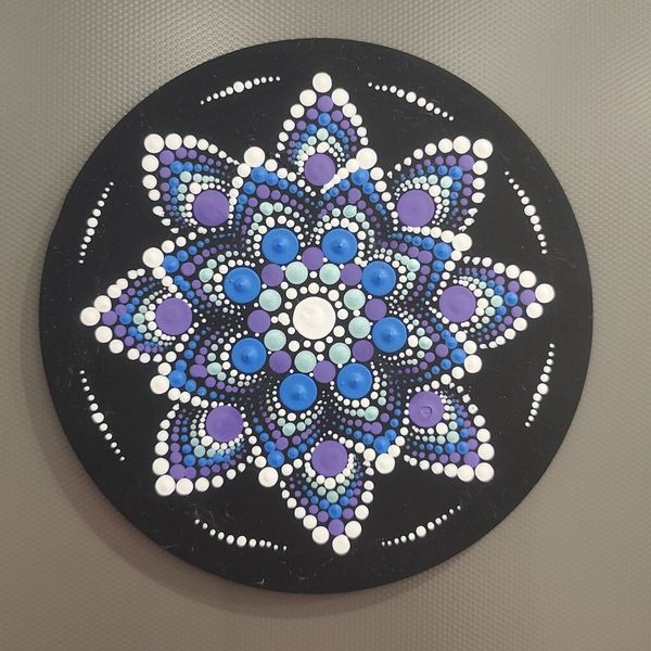 Mandala en puntillismo de Tere, pintado con la guía