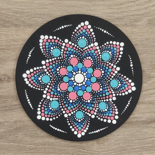 Mandala en puntillismo de Mariale, pintado con la guía