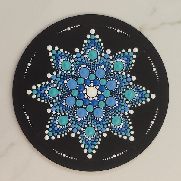 Mandala en puntillismo de Tatiana, pintado con la guía