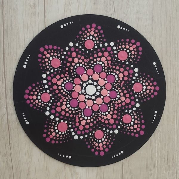 Mandala en puntillismo de Nieves, pintado con la guía