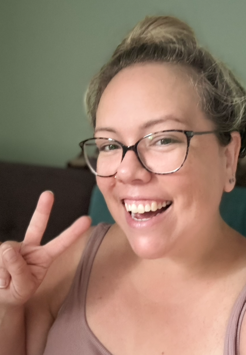 Karolina Autumn smiling giving a peace sign