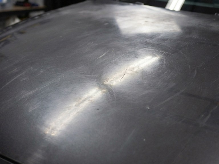 Mazda 2 antes: pintura con oxidación, rayas y el brillo apagado