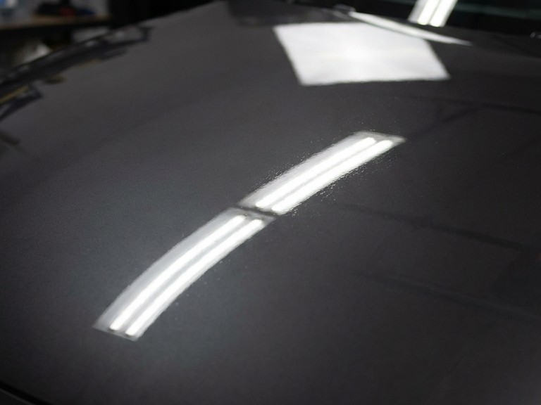 Mazda 2 después: pintura corregida y sellada, con el reflejo nítido