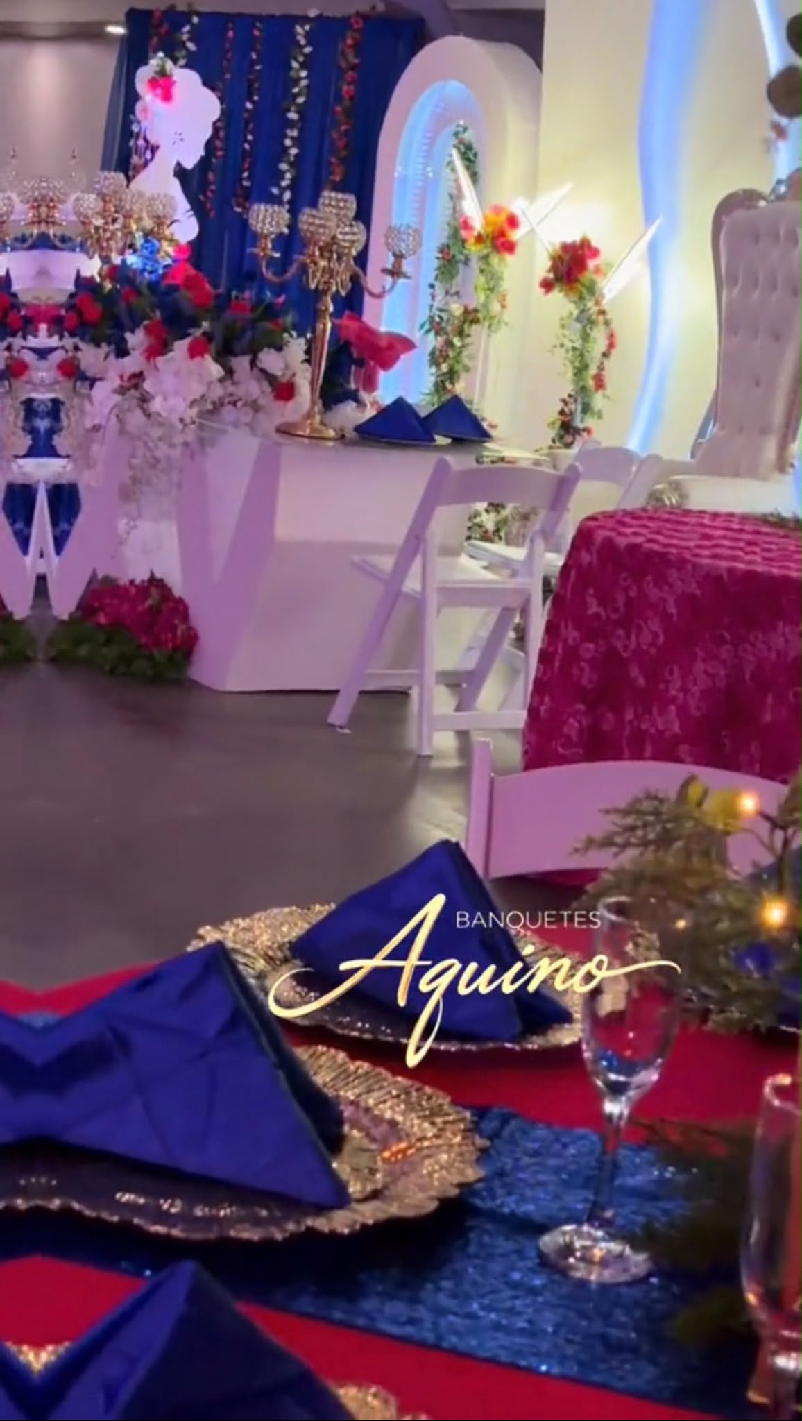 Mesa de boda elegante con arreglos florales y velas bajo una iluminación cálida