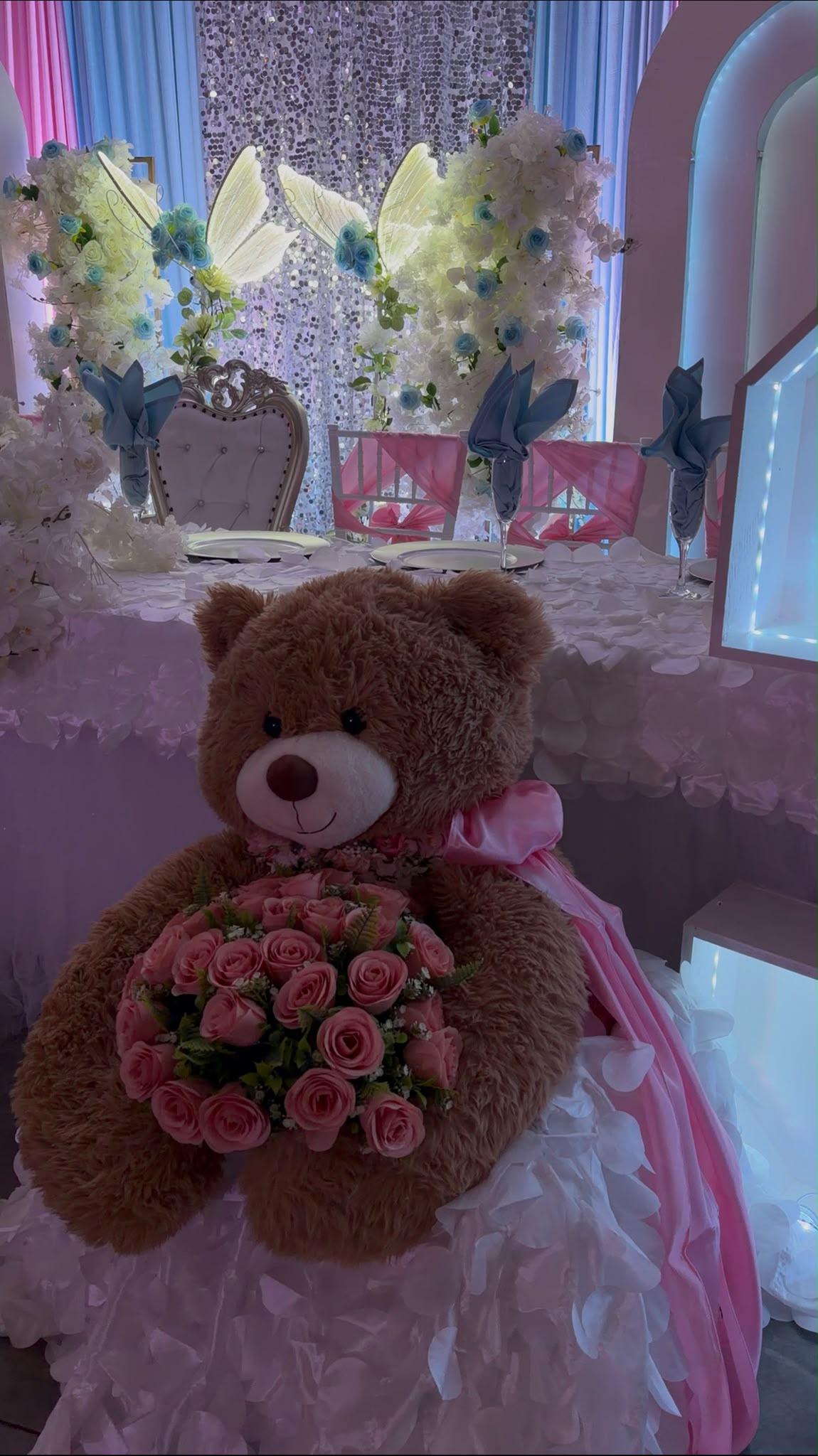Detalle de un centro de mesa floral rosa en una mesa elegante