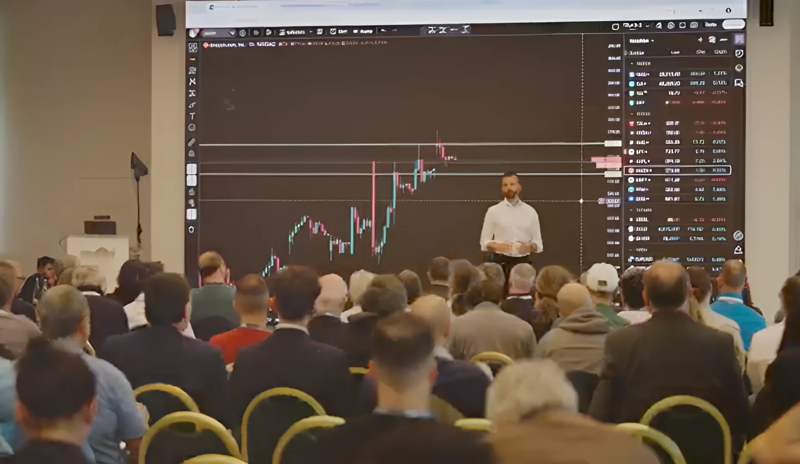 Lezione di trading con docente, grafici e partecipanti in sala
