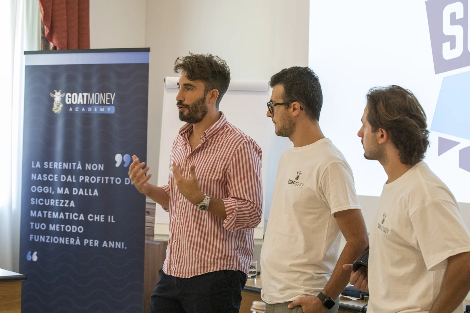 Confronto tra i membri del team Goat Money in aula