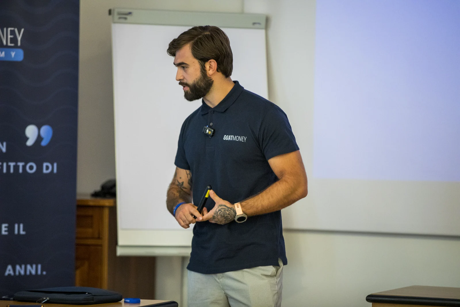 Un docente Goat Money durante una lezione in aula