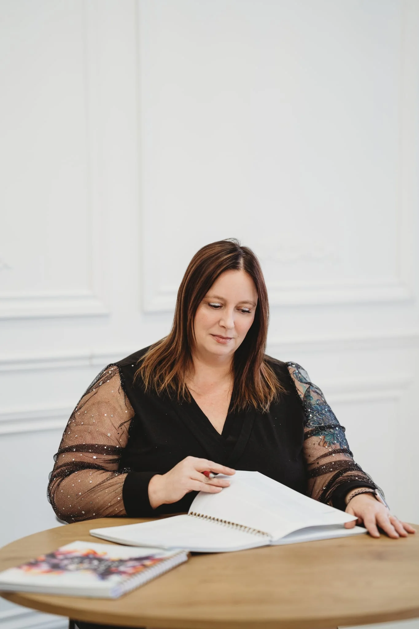 Mylène Lafleur tenant ses agendas papier Être Créer Briller