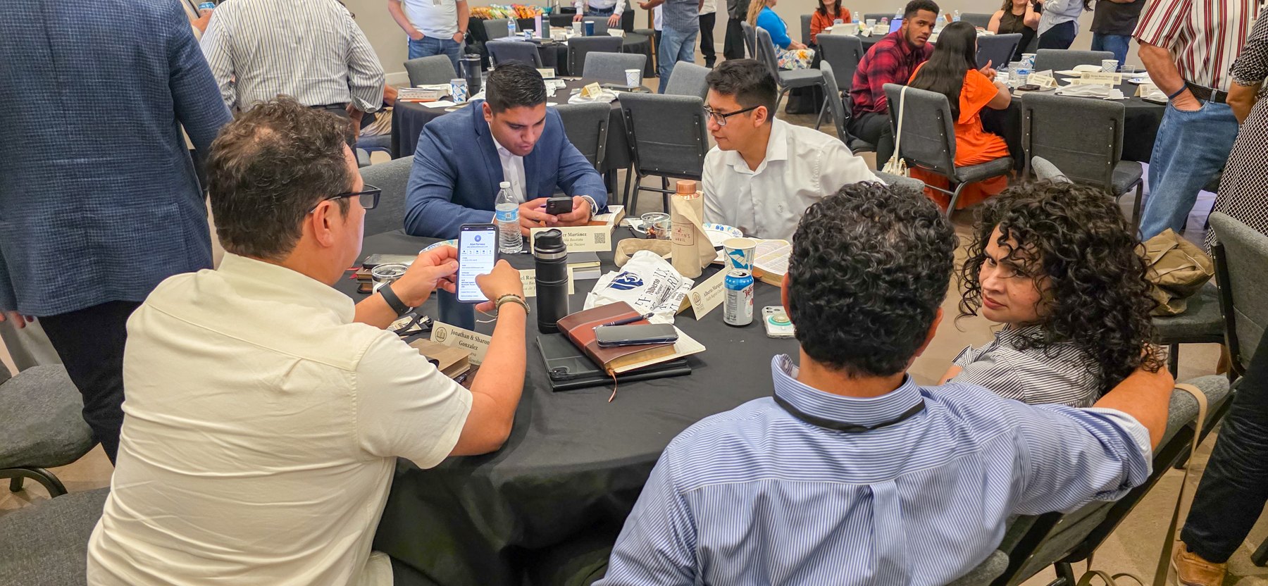 Participantes conversando y compartiendo durante Praxis Pastoral