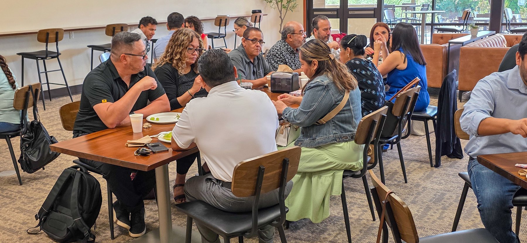 Pastores y sus parejas compartiendo alrededor de las mesas