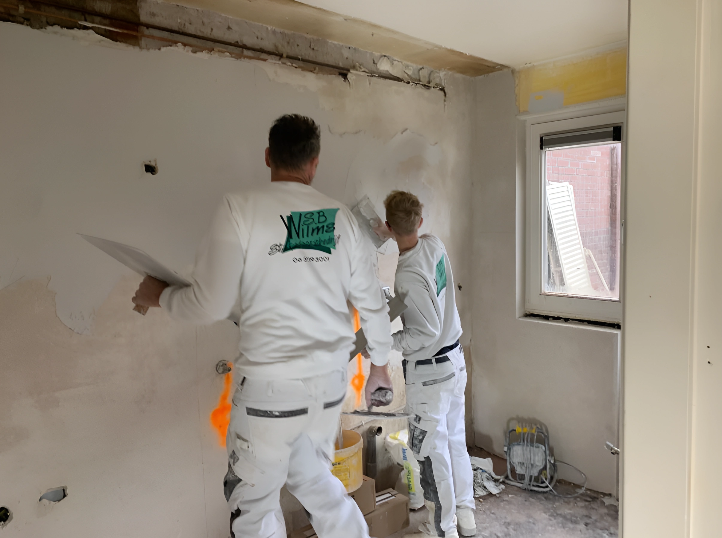 Wij van Wilms Stukadoor & Verwarming samen aan het werk in Helmond