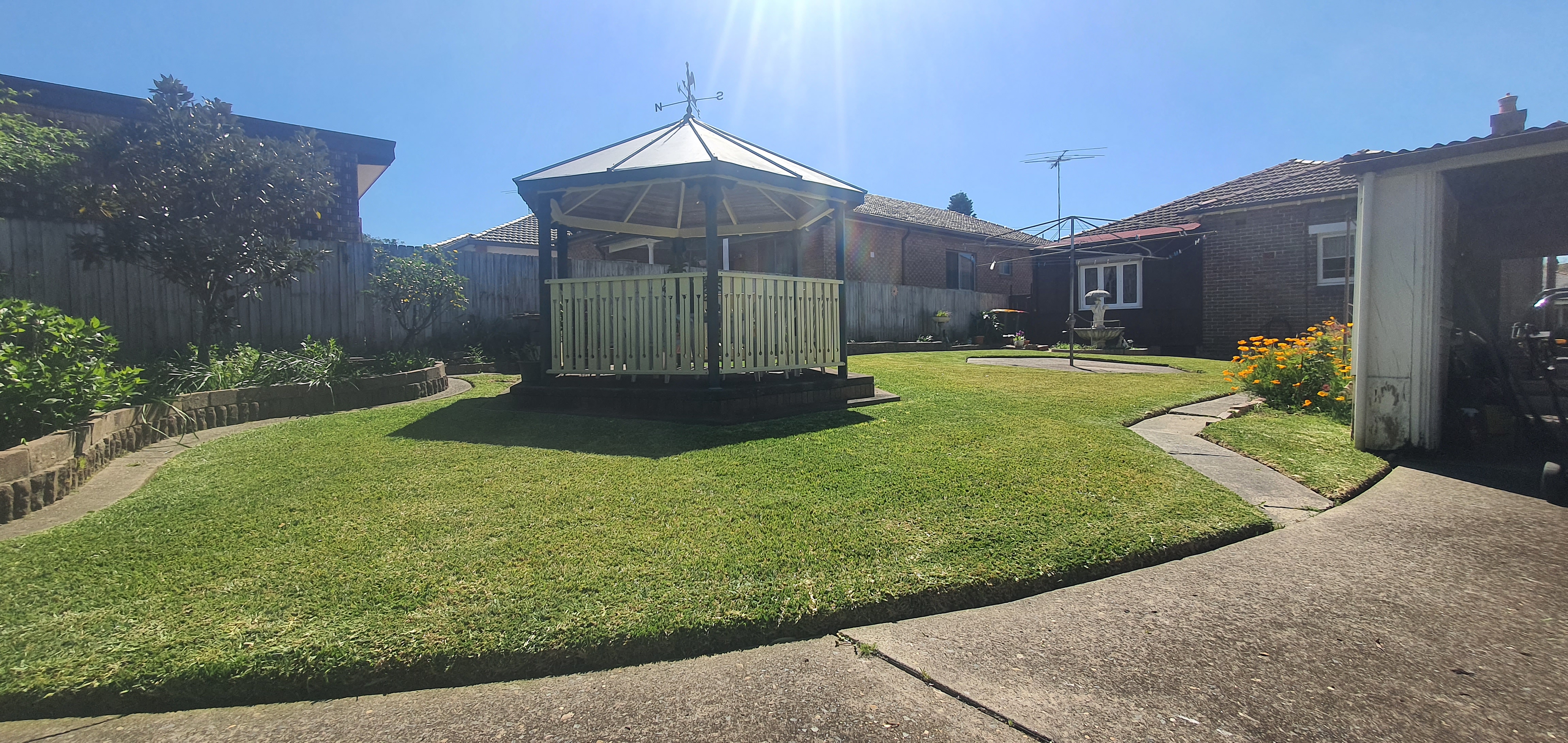 Lawn mowing Burwood 3