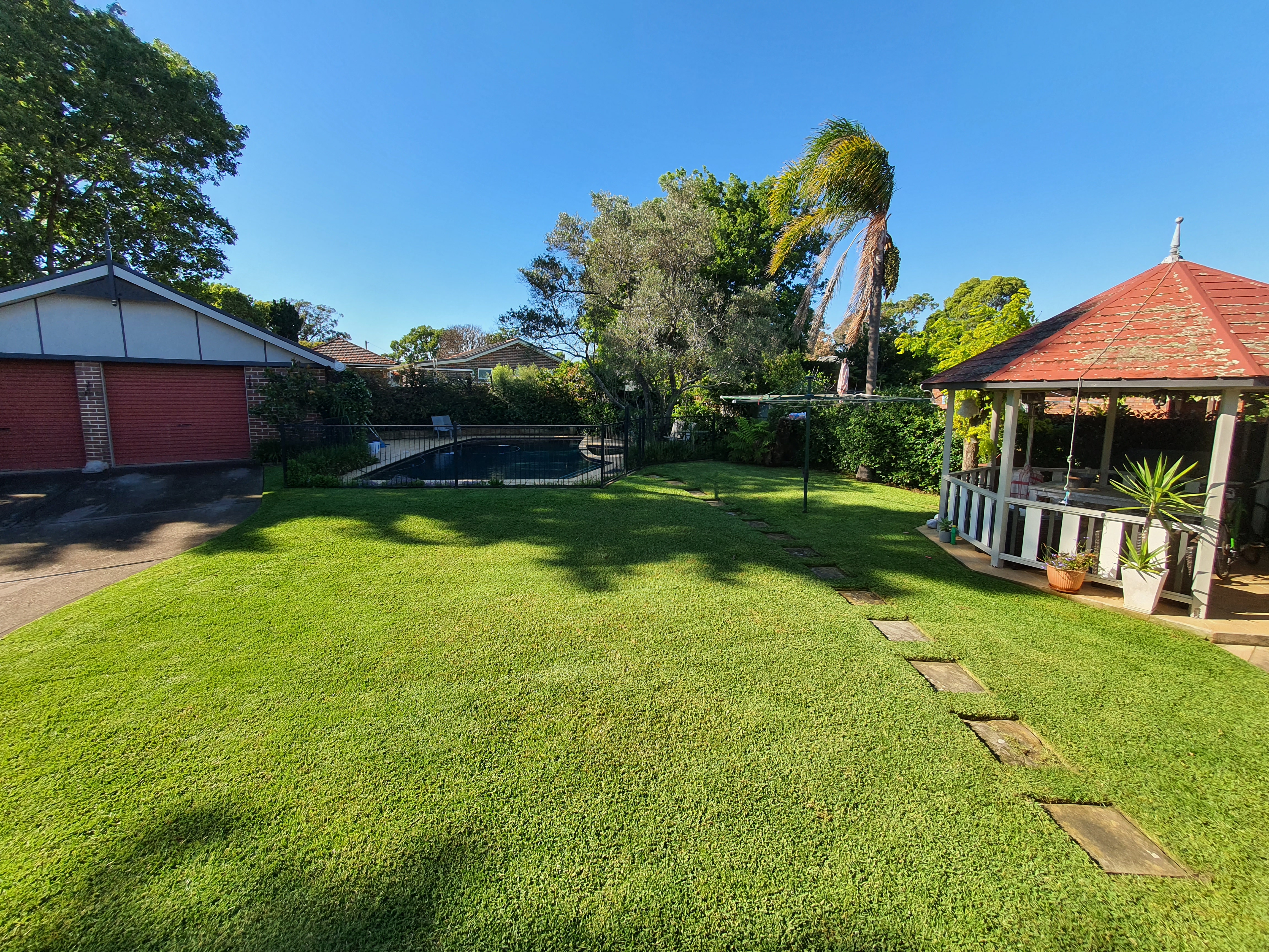Lawn mowing Burwood 4