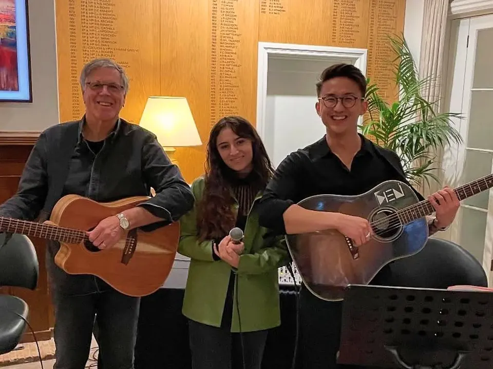 Acoustic trio with two guitars and a singer, ready to play