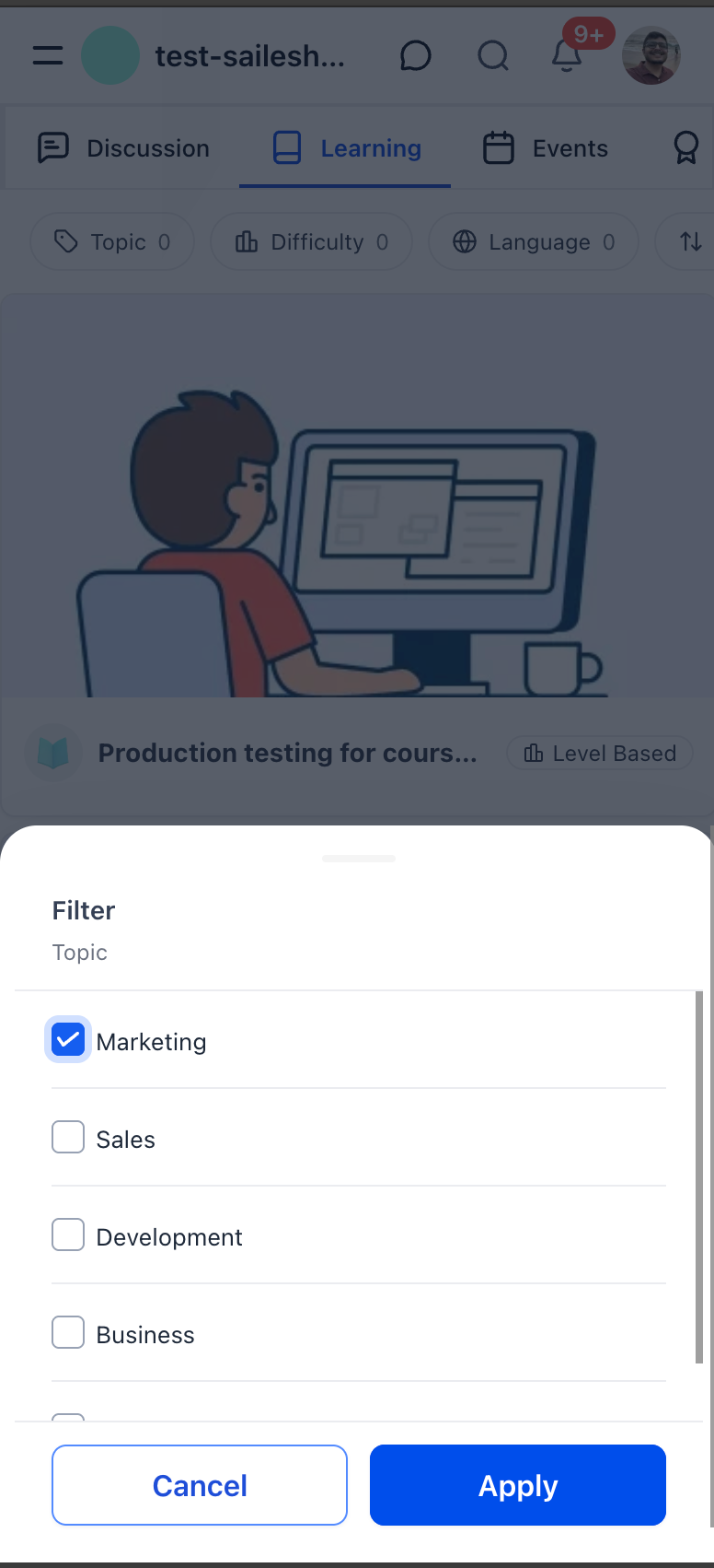 Schermata dell'app mobile di Futuria CRM con i filtri per i corsi in primo piano.