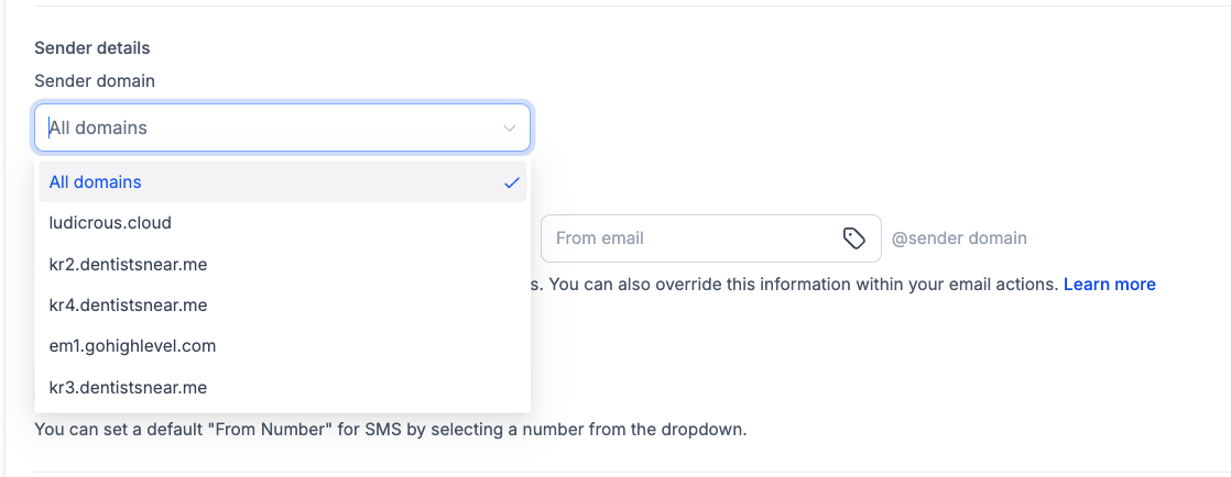 Dettaglio del menu a tendina per la scelta del dominio mittente in un workflow.