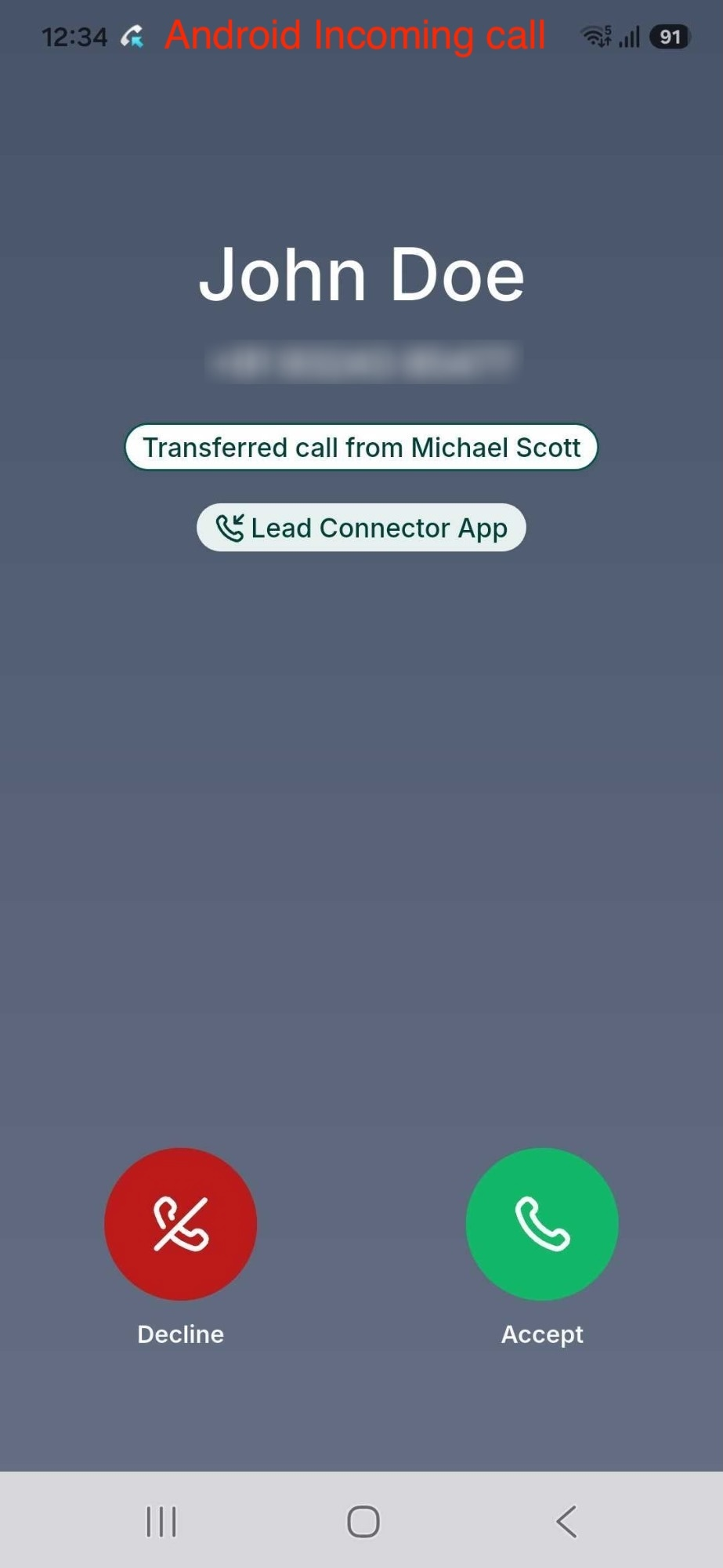 Schermata di chiamata in arrivo su un dispositivo Android, che mostra una chiamata trasferita da un altro utente.