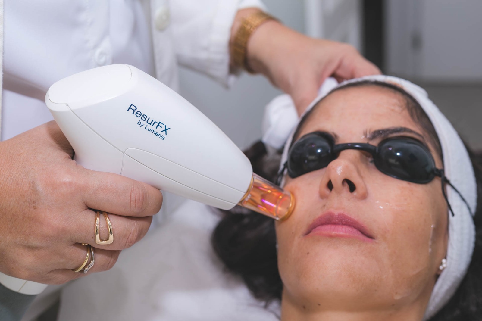 Tratamiento facial con tecnología láser en Cenydiet