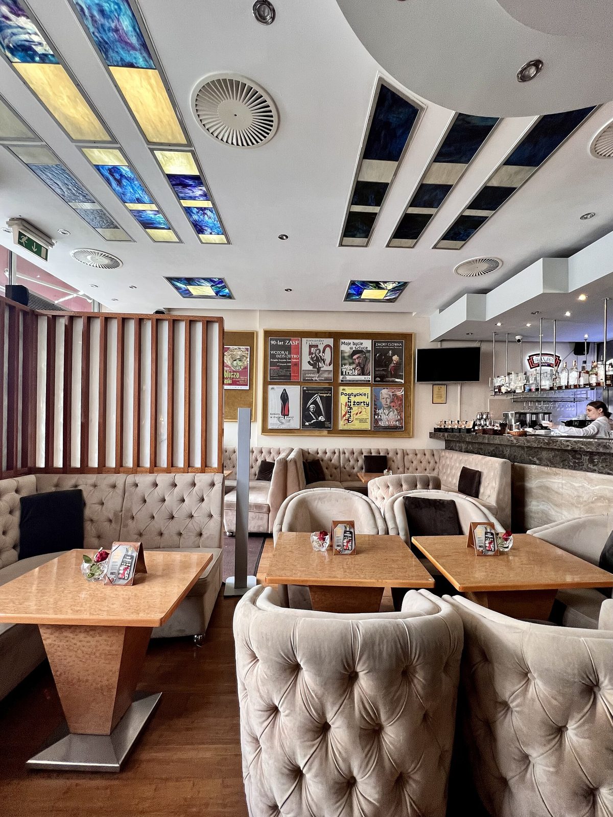 Ceiling and wall-mounted loudspeakers in a dining room
