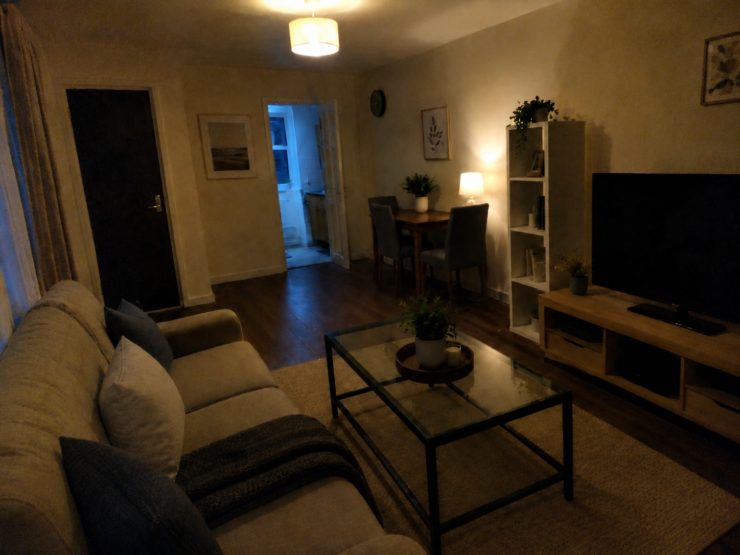 Wohnzimmer vorher - dunkles Handyfoto