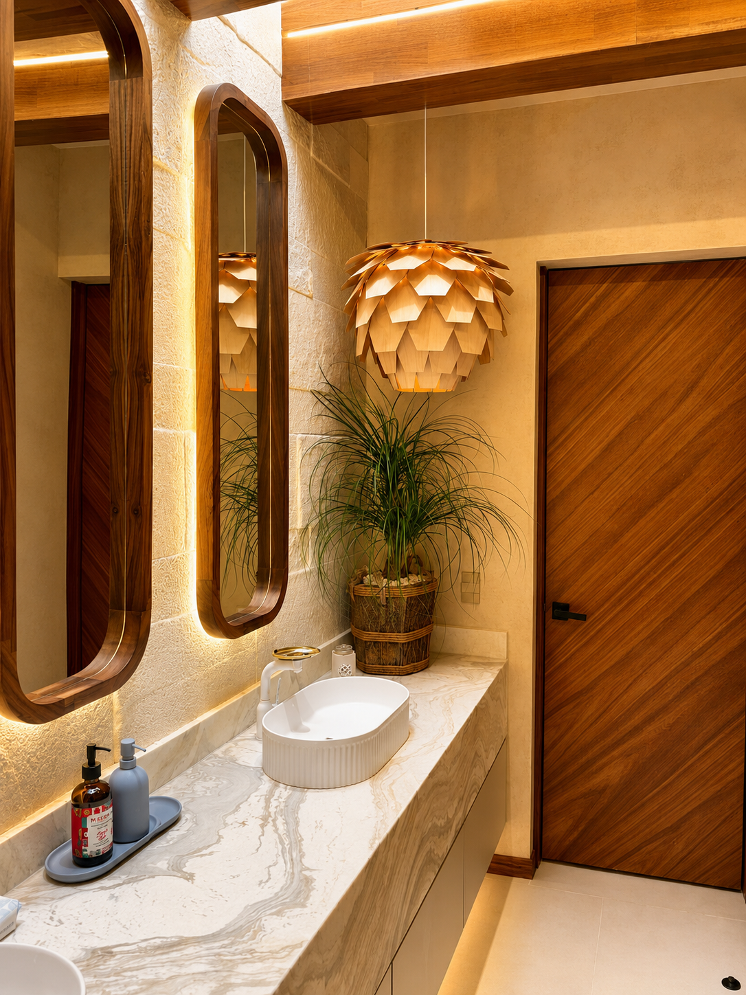 Baño residencial con marcos de madera curvos y acabados en piedra