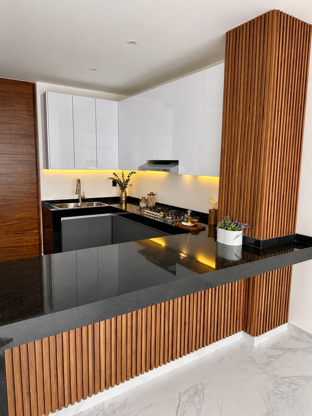 Cocina integral con panel de madera acanalada y cubierta de piedra negra