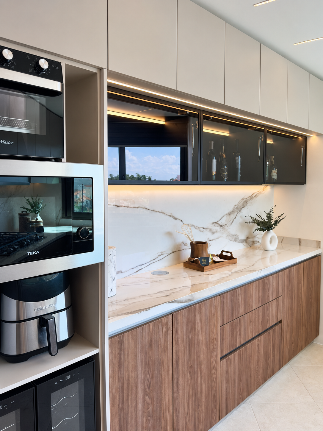 Cocina de autor con electrodomésticos integrados y cava de vinos