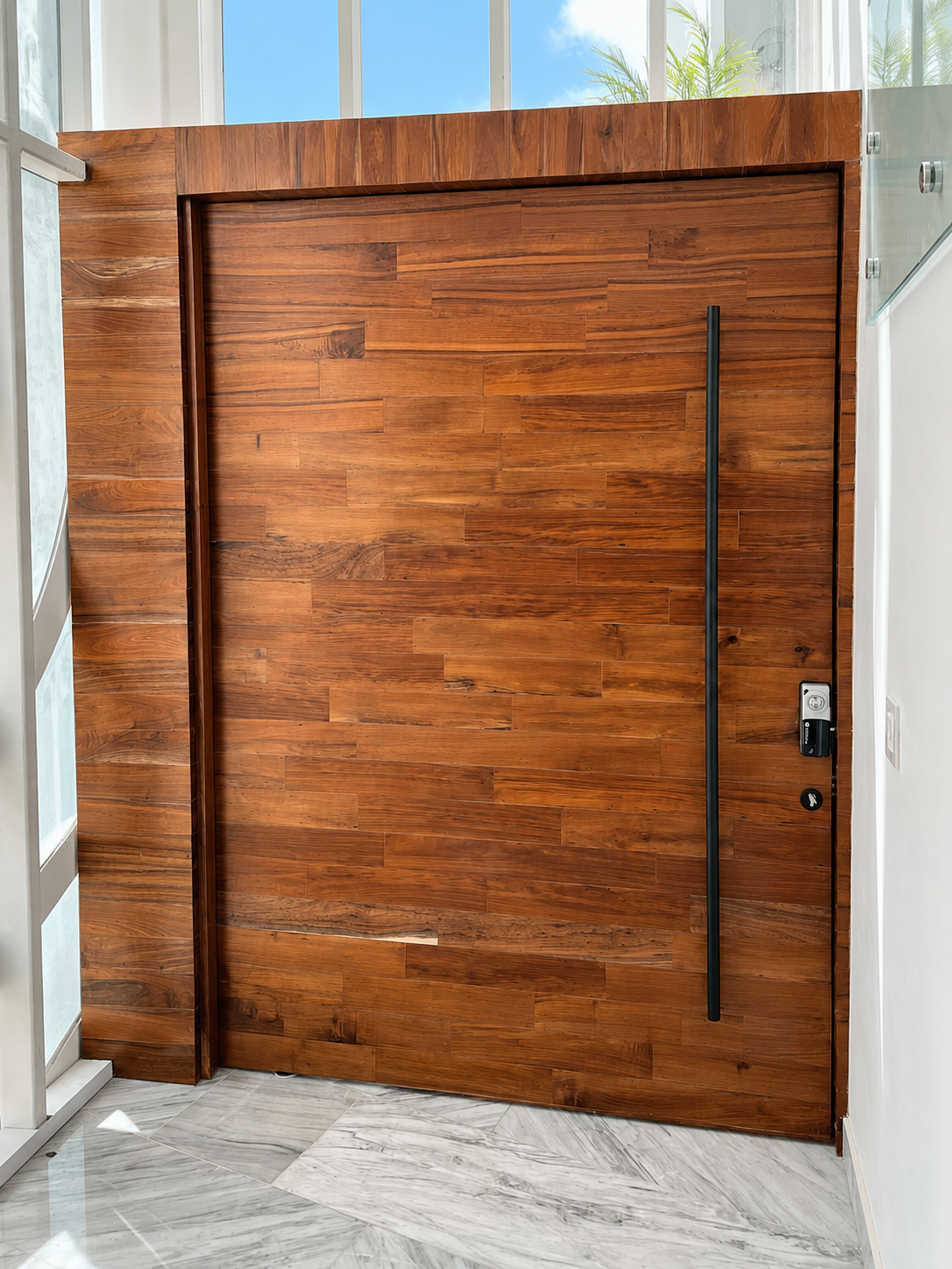 Puerta de acceso residencial en madera maciza