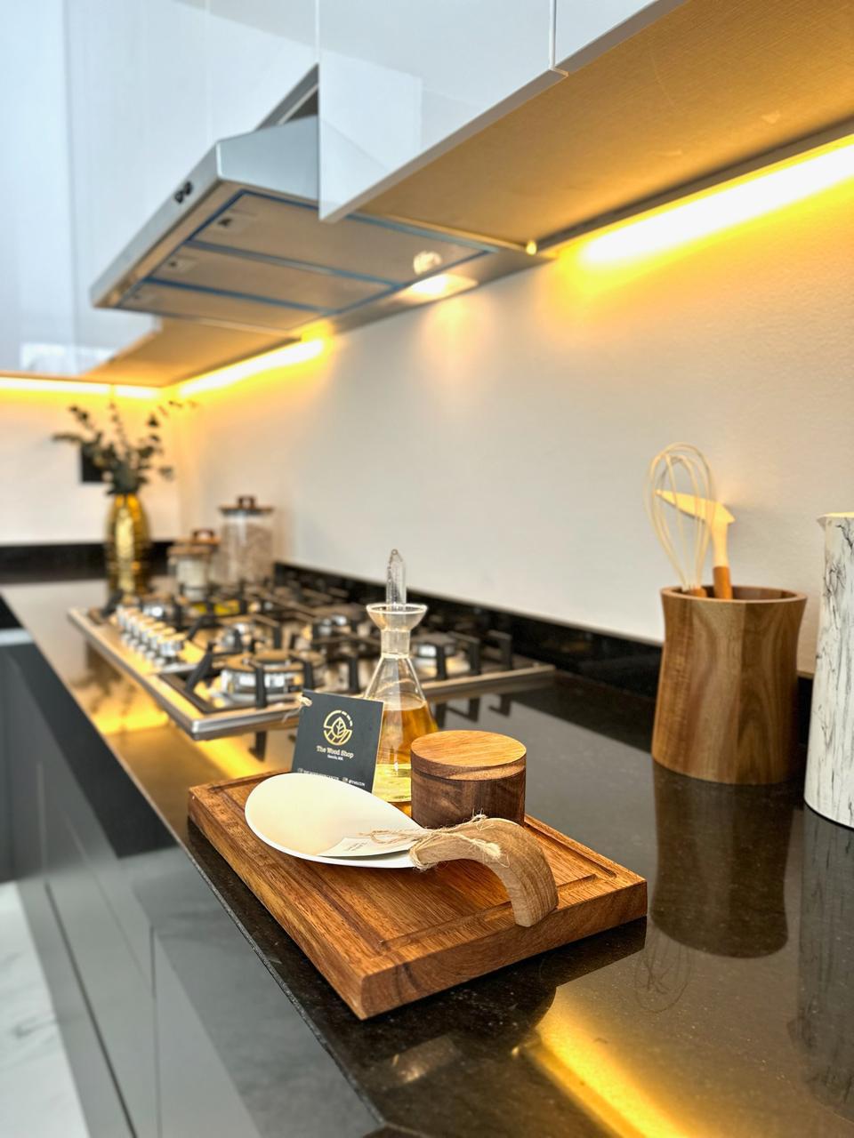 Detalle de campana e iluminación integrada en cocina