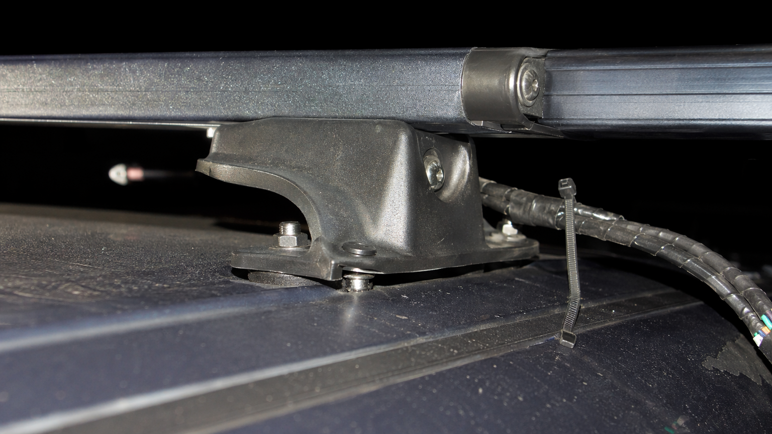 Incorrectly mounted roof rack with loose wiring