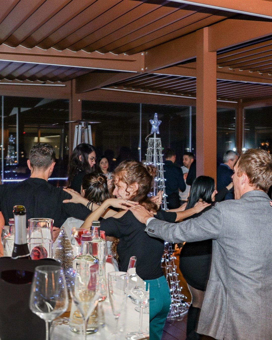 Zona bar illuminata la sera su RooftopQ41