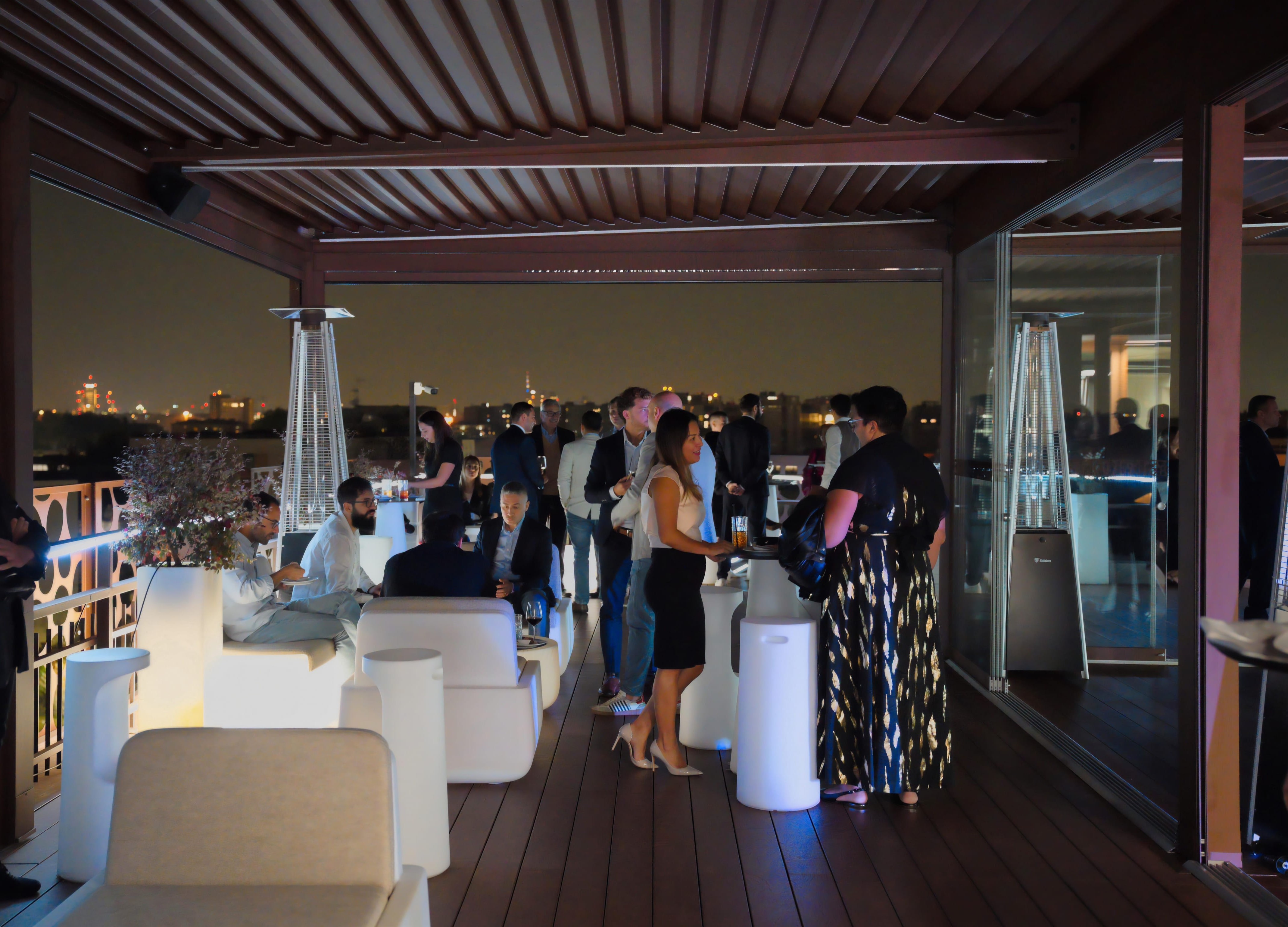 Lounge coperta e riscaldata sotto la pergola su RooftopQ41