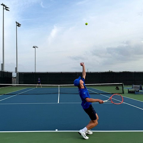 Junior tennis player serving during match readiness training at Zenniq Academy