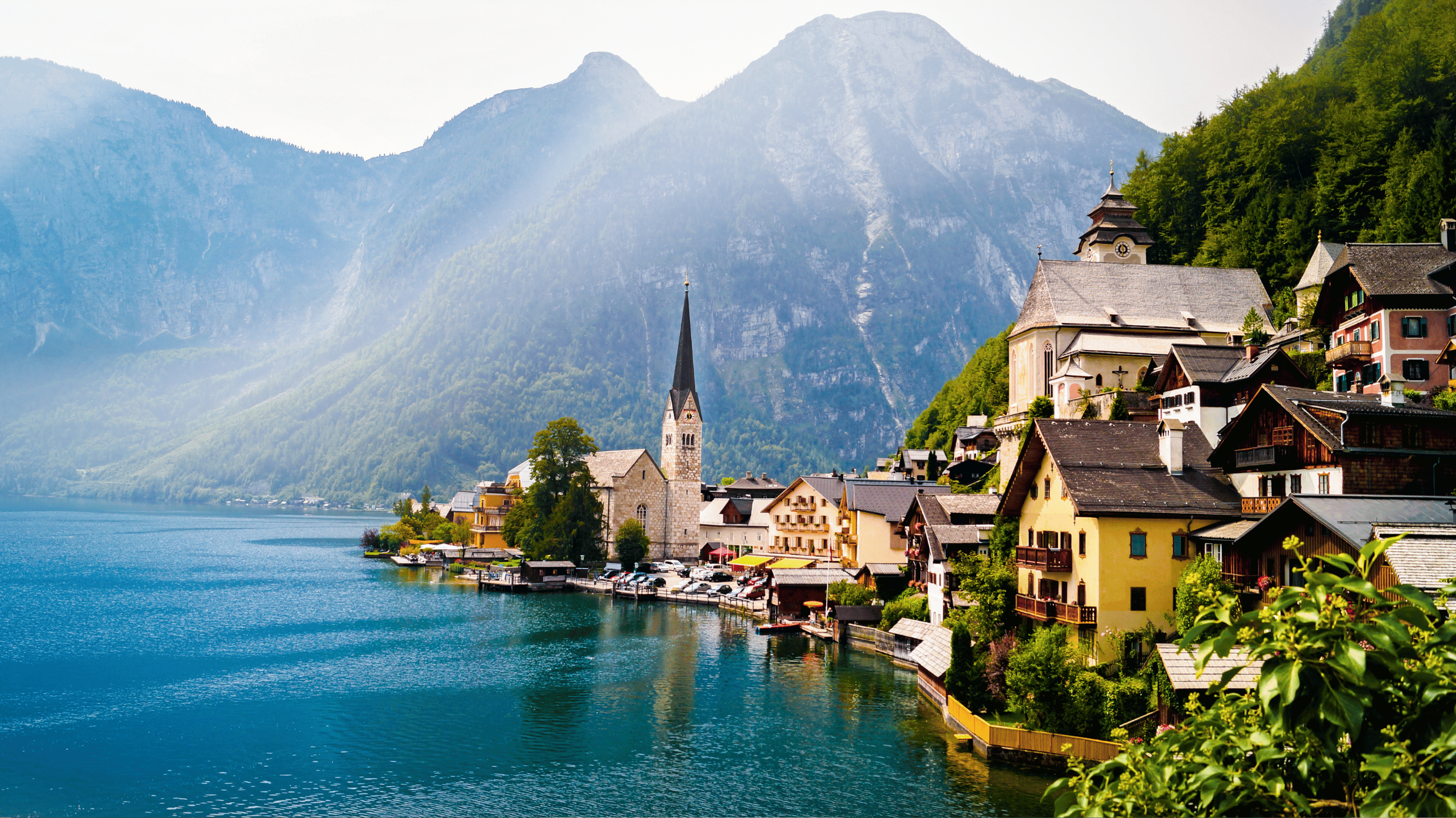 Hallstatt lake at sunrise