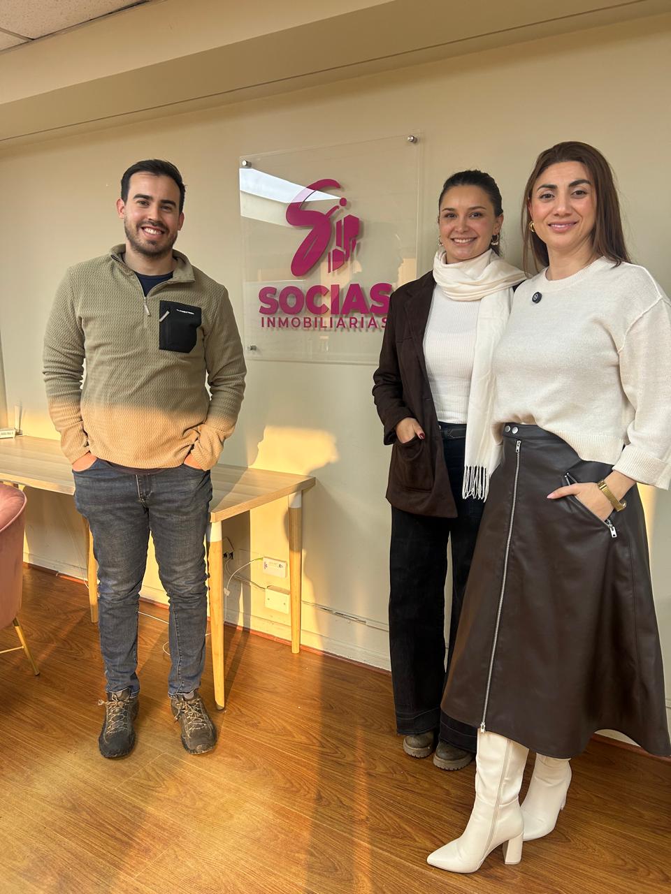 Francisca Polidori y Matías Lorca junto a Romina Ramos en Socias Inmobiliarias