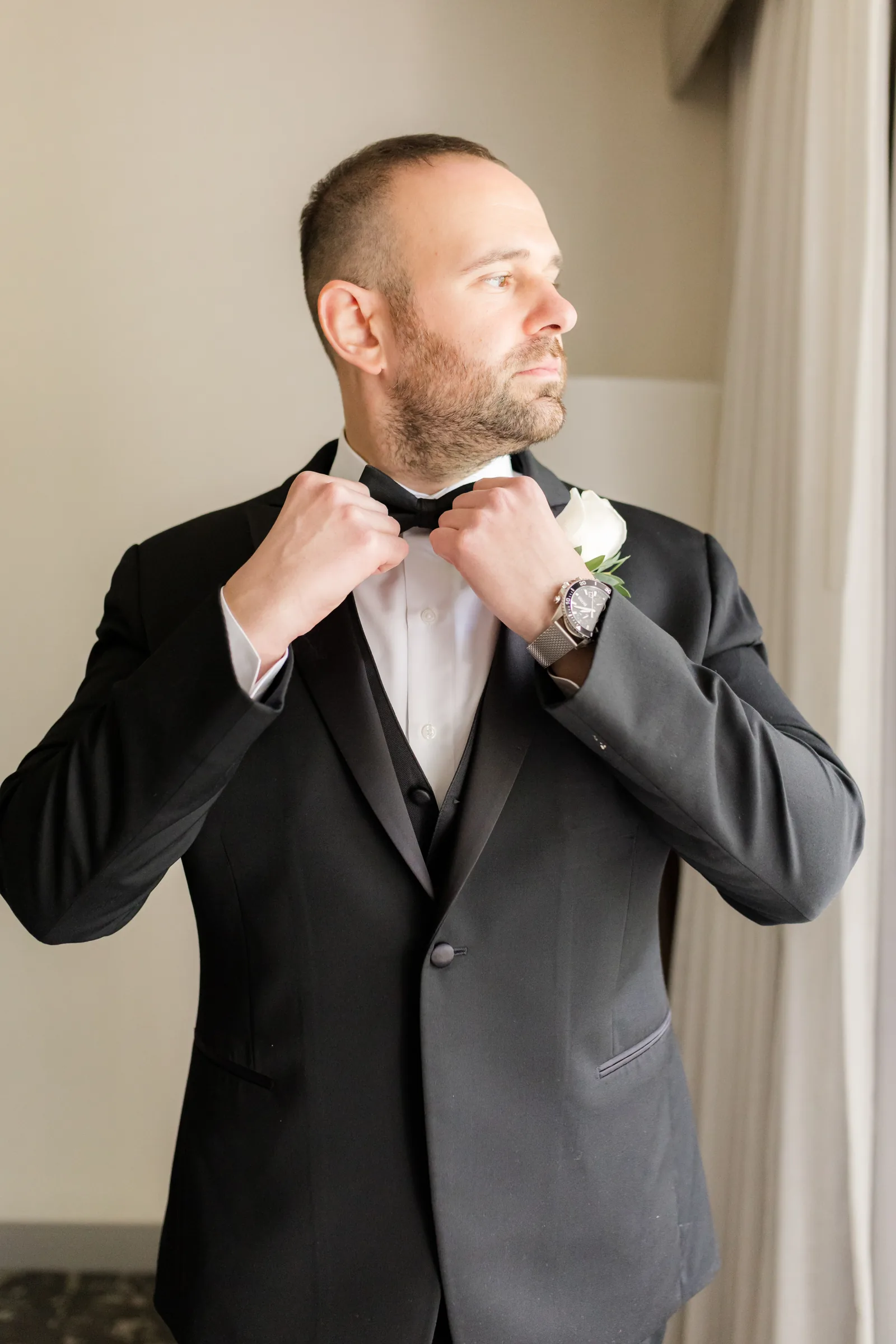 Mary and Keith — groom tying the tie