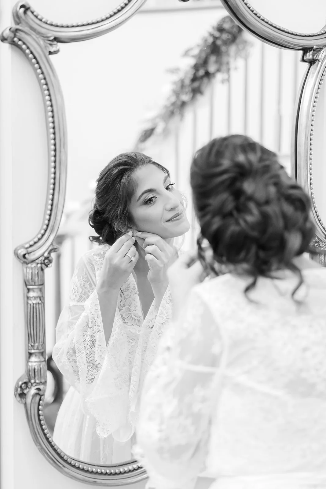 Eleni and Vasili — bride at the mirror