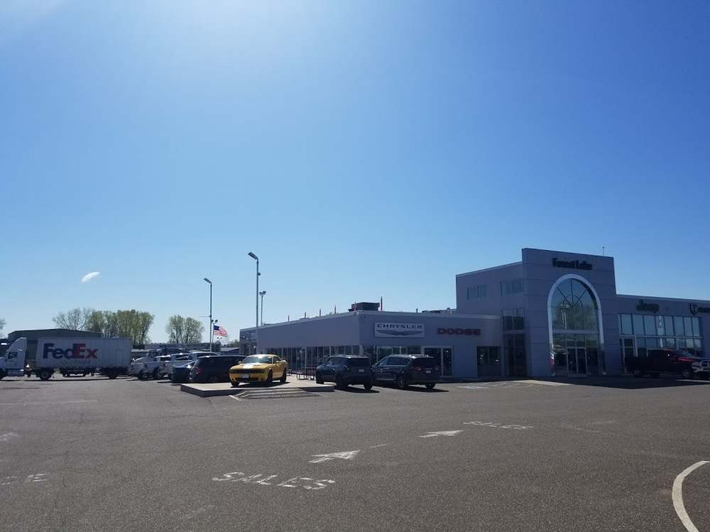 Forest Lake Chrysler Jeep Dodge showroom and lot in Forest Lake, MN, the building Repair King re-roofed with Duro-Last PVC
