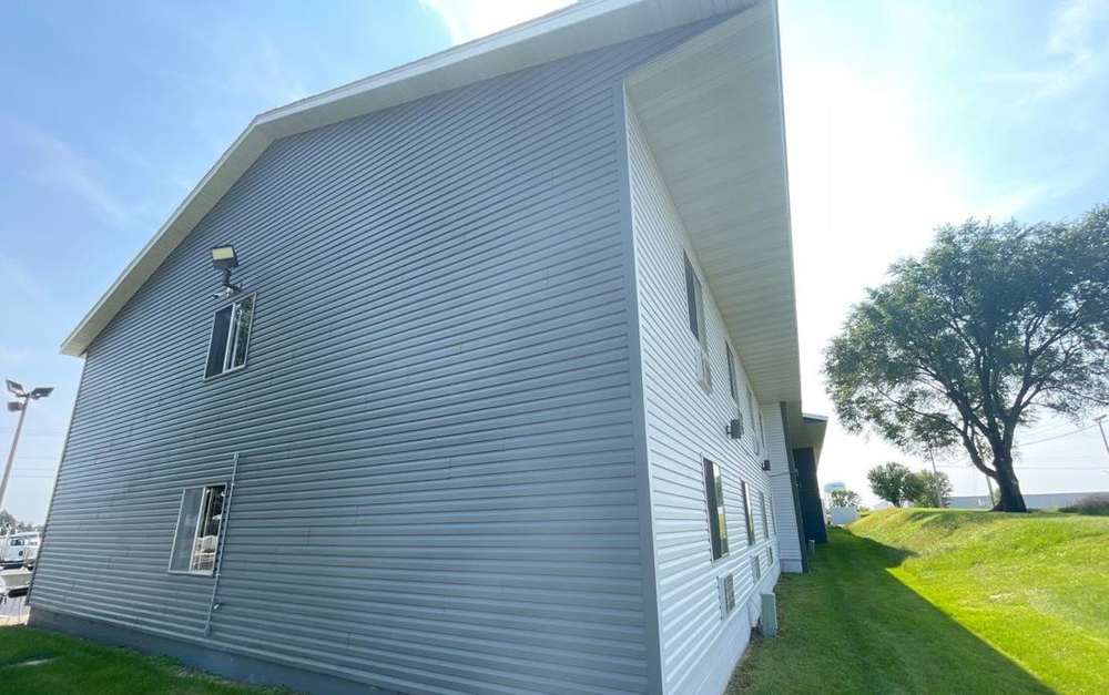 Vinyl siding on the Super 8's two-story wing in Owatonna, September 2022