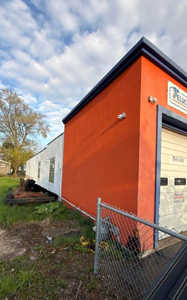 Side view of Peluco's Garage auto repair shop roofline in Villa Park, IL during a Repair King inspection